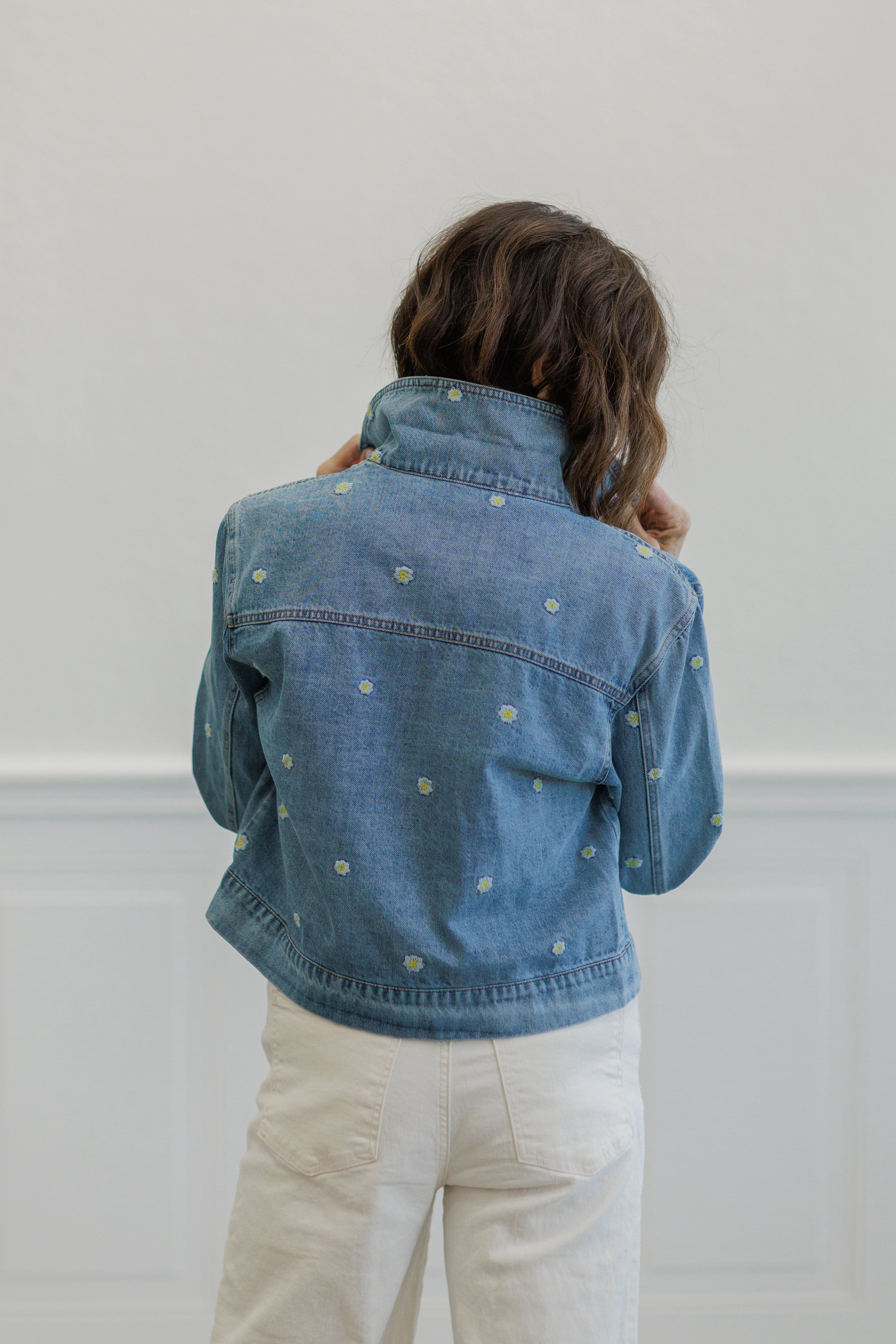 Light Wash Daisy Embroidered Cropped Denim Jacket